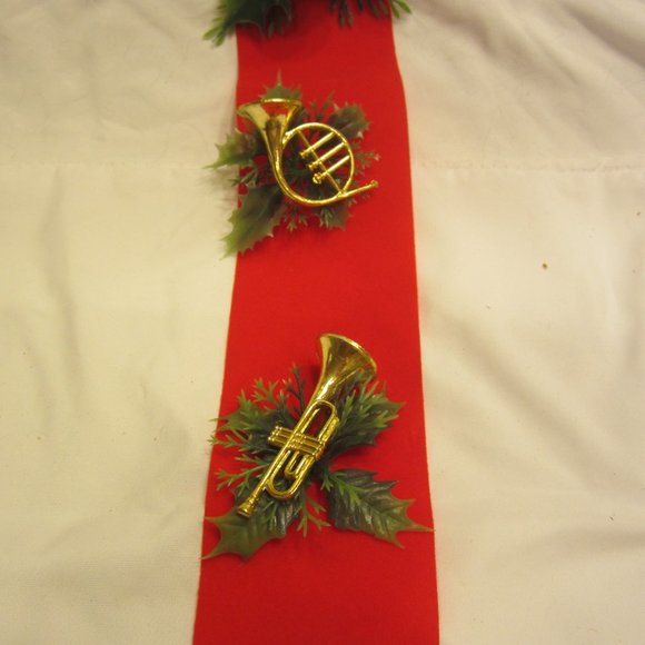 VTG 70'S RED RIBBON DOOR HANGER W/PLASTIC SNOWMAN & INSTRUMENTS & GREENS - Picture 3 of 5